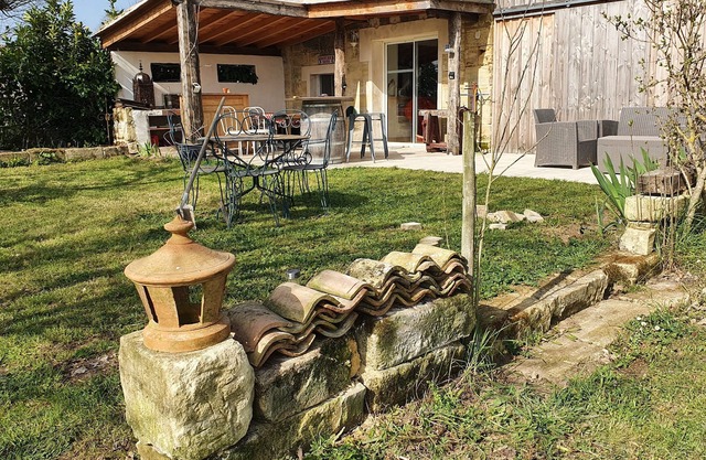 Barn in the middle of the vineyards of st emilon with a large capacity of reception