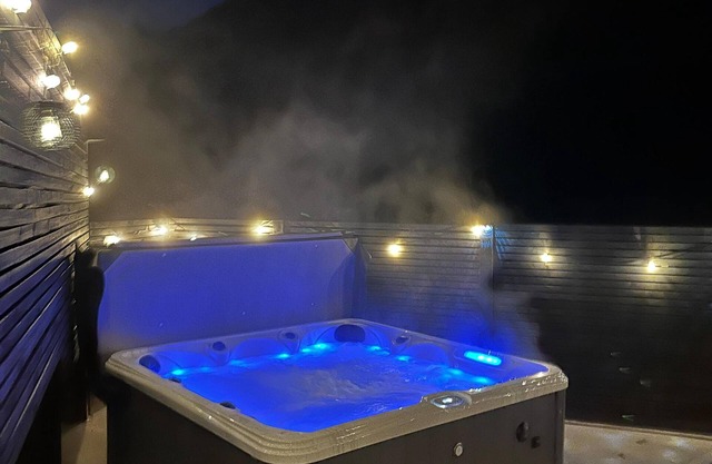 Barn with hot tub - Near Brecon, Zip World & Cardiff