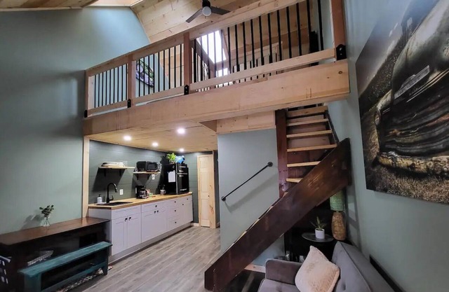 BaseCamp: cozy loft in Davis, sleeps 3, 15 min from slopes