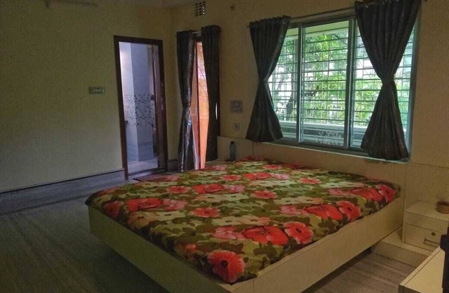 Bashundhara- A beautiful, spacious room with a bath and balcony.