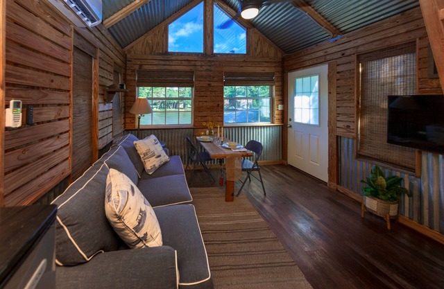 Bass-kin on the RIver-Tiny House-waterfront, 18min to dwntwn F'hope 38 min- Gulf