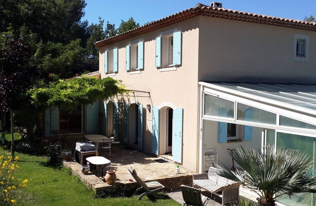 Bastide of 160m2 15km from Aix-en-Provence with large garden