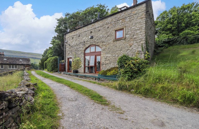 BATTERY BARN, pet friendly, character holiday cottage in Kettlewell
