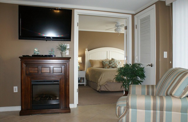 Bay Front Condo w/Pool One Block from the Beach!