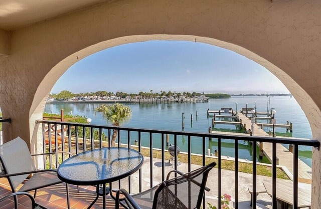 Bay Life - Waterfront - Walk to beach and restaurants - Dock your boat