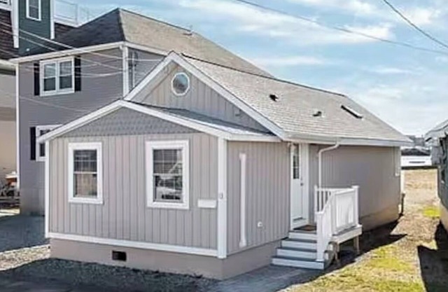 Bay view beach cottage with loft in tranquil Hull