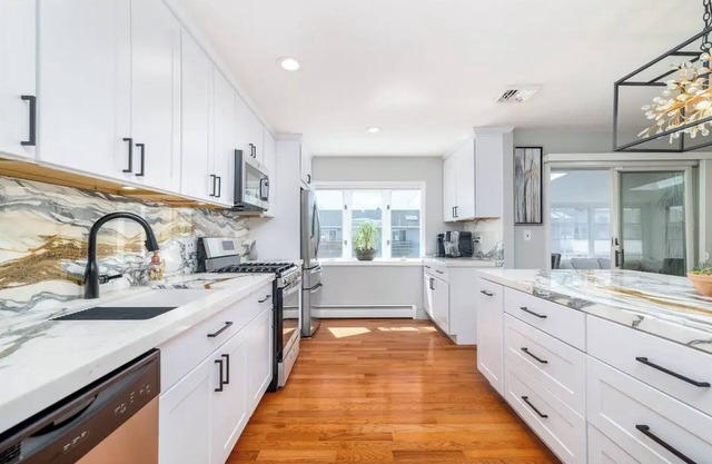 Bayfront Brand New Reno with Hot Tub, Pool & Beach