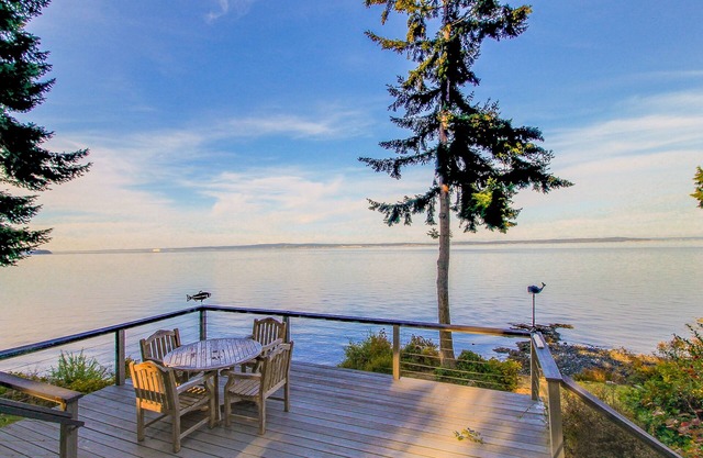 Bayfront cabin with beautiful natural surroundings boasts incredible ocean views