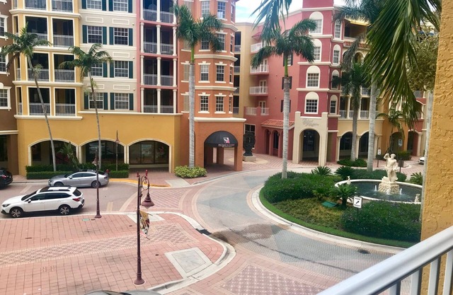 Bayfront Condo near 5th Ave, short walk to the beach!