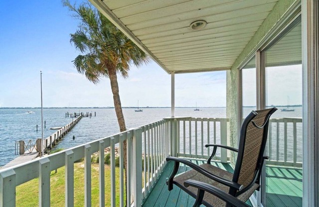 Bayfront townhome with private dock, fishing poles & 2 kayaks provided in Historic St. Andrew's!
