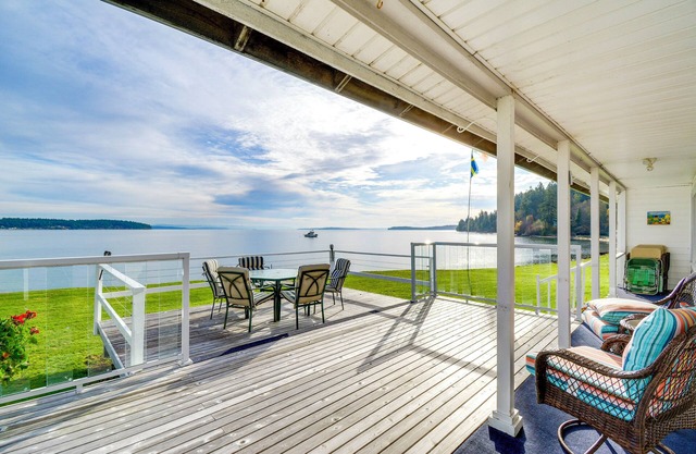 Bayfront Port Hadlock Retreat w/Grill & Deck!