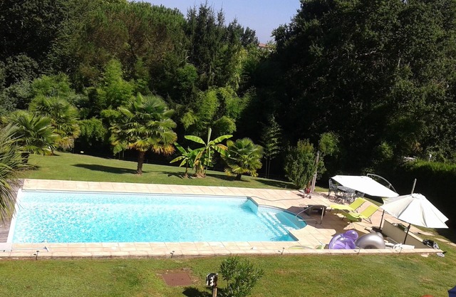 Bayonne calm and relaxation by the heated swimming pool in lush greenery