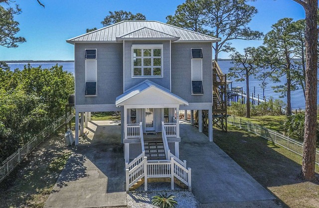 "Bayside Retreat" in Panacea FL.-Bay Front, Dock, 2 Large Porches, WiFi, No Pets
