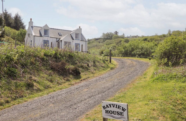 BAYVIEW HOUSE, family friendly, character holiday cottage in Carbost