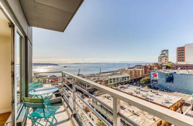 Bayview suite w/great views, walk score of 100 & shared indoor pool & hot tub