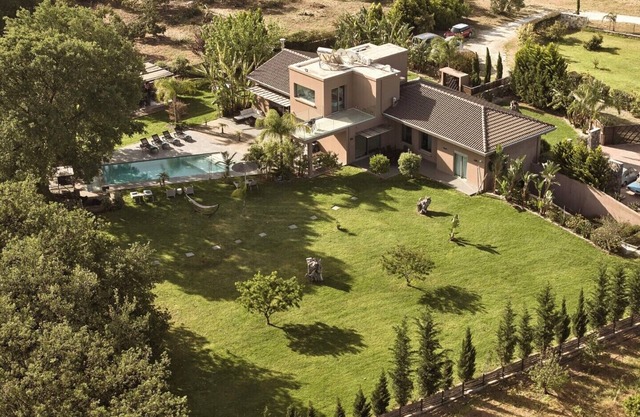 BBQ & Jacuzzi★HEATED pool★Big Garden★2 cars rental included★18 sleeps