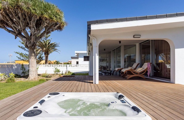 Beautiful private villa for 5 guests with hot tub, WIFI, TV, terrace and panoramic view
