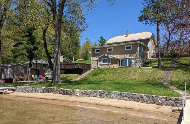 BEACH! 8 Bedroom Lakehouse! Sleeps 24+ Perfect For Families & Groups!
