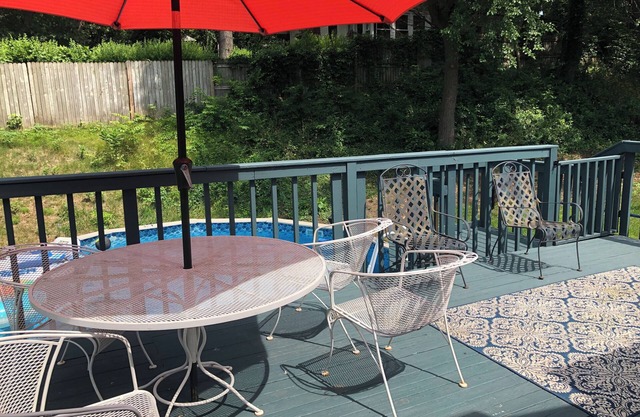 Beach and backyard 4-bedroom cottage