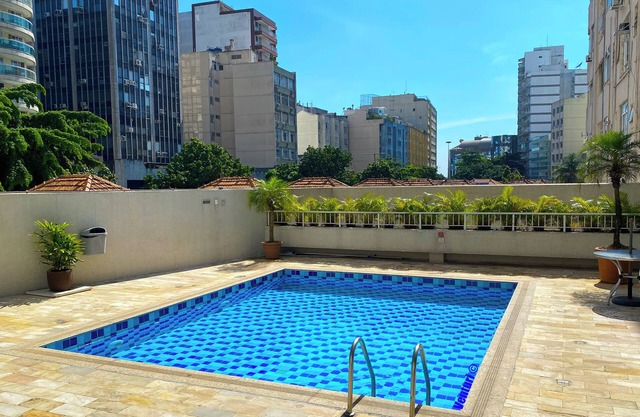 Beach apartment with pool, gym and AC - great location
