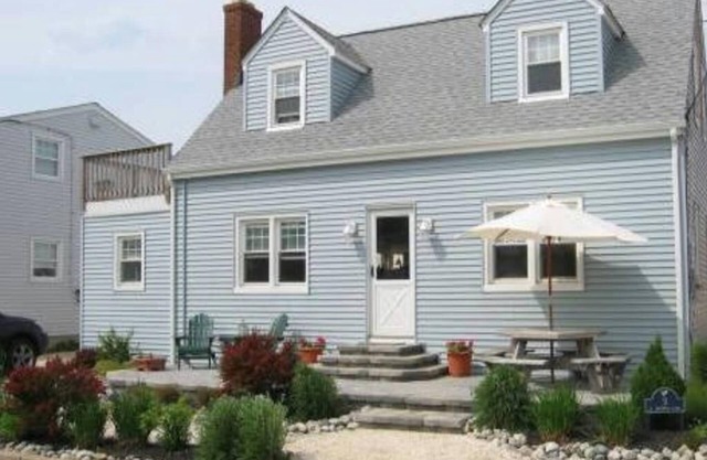 Beach Badges. WiFi. Outdoor Shower. Deck.Ocean Side Duplex in Brighton Beach.