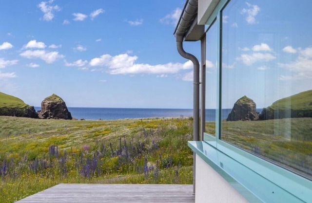 BEACH COTTAGE, romantic, luxury holiday cottage in Dalbeg