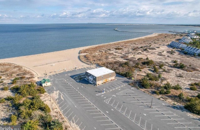 Beach Front condo. Private parking. Steps to the beach.