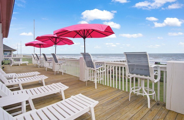 Beach Front Cottage with Beautiful Ocean Views!