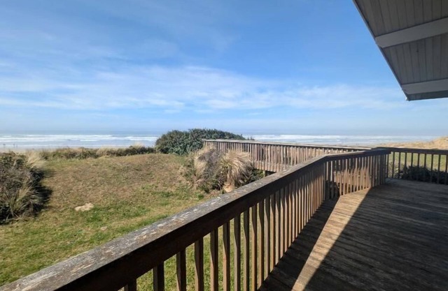 Beach Front, Dog Friendly, 2 Bd, 2 Bath stunning views