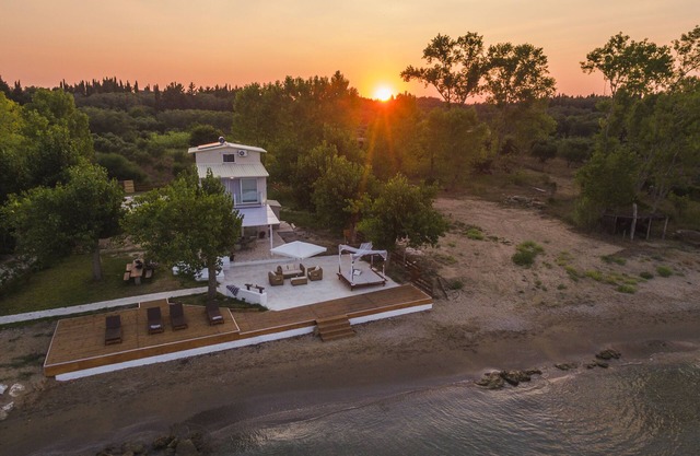 'BEACH GEM' House on the beach