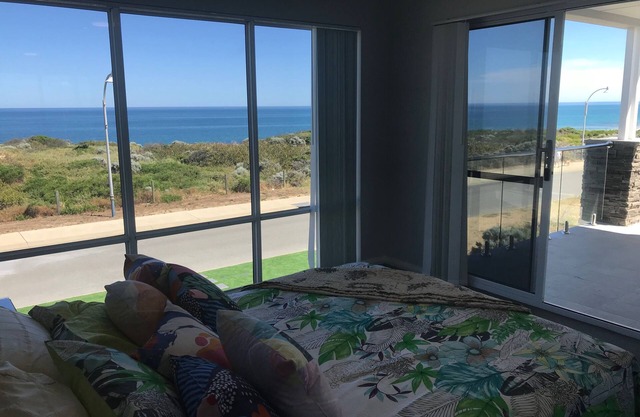 Beach house at SeaScapes, Mandurah (free spaceX wifi)