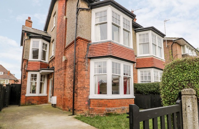 BEACH HOUSE, pet friendly, character holiday cottage in Bridlington