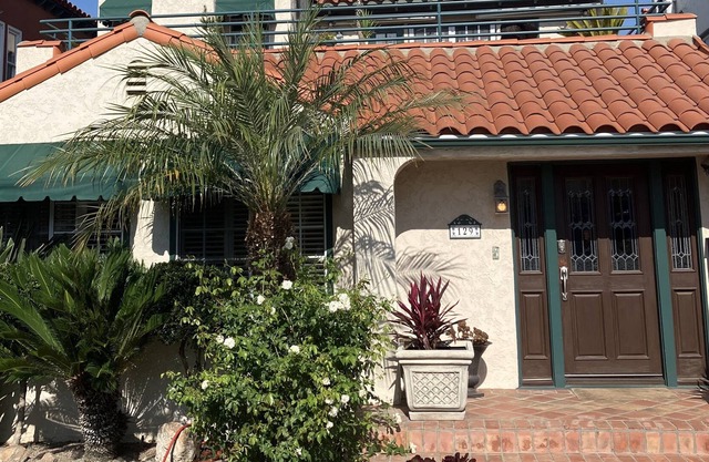 Beach house with 300 gallon salt water fish tank, pool table and jacuzzi on roof