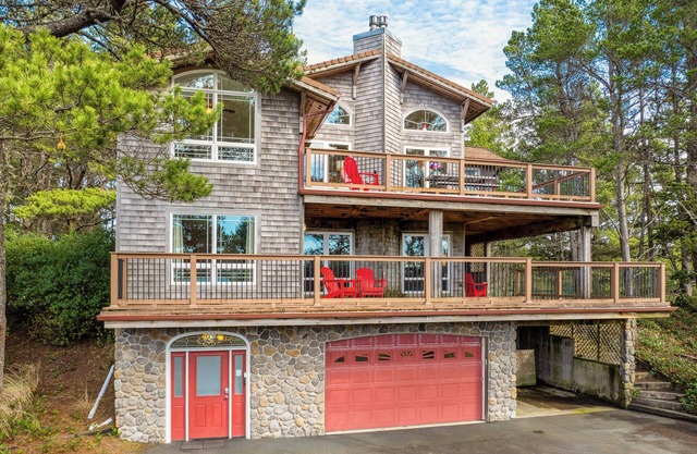 Beach Pine MCA#1575- Hot tub, Dog friendly, ping pong, fenced yard