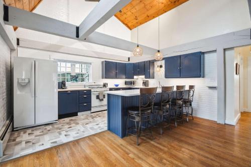 Beach Plum Cottage Steps to Beach Loft AC