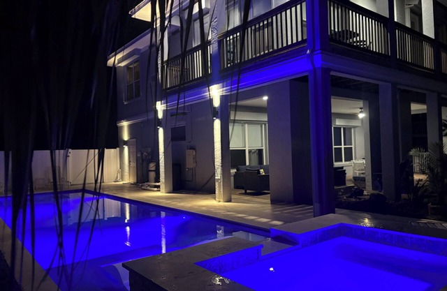 Beach /Pool/Hot tub/Game Room/Firepit/Sleeps 10