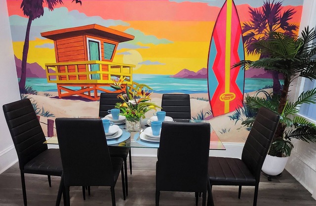 Beach Theme ~ Mins to CP & SF ~ King/WD/Pet OK/Kids Friendly/Largest Mural