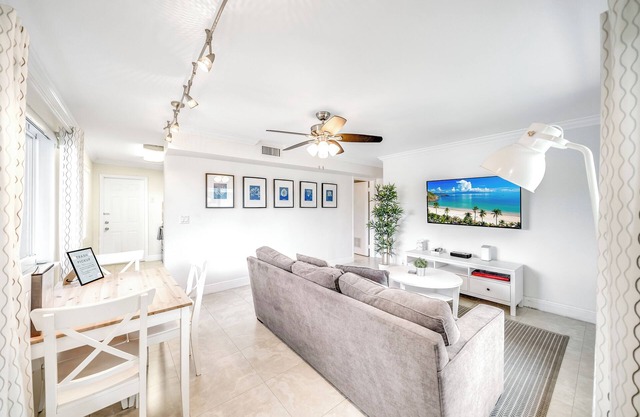 Beach Unit! Walk To Beach & Shops/Restaurants!