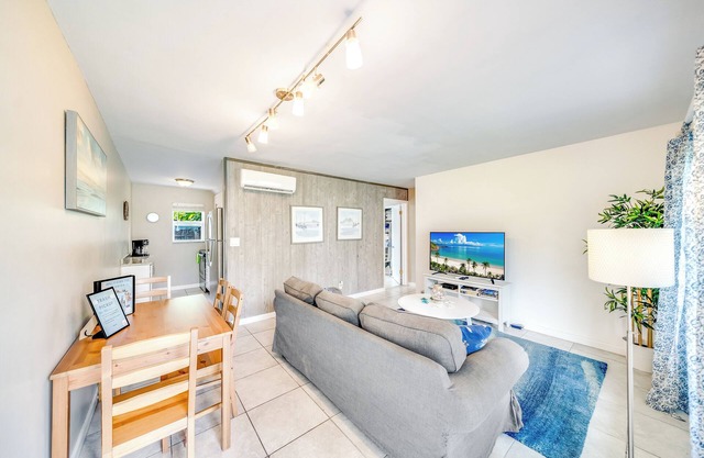 Beach Unit! Walk To Beach & Restaurants/Shops!