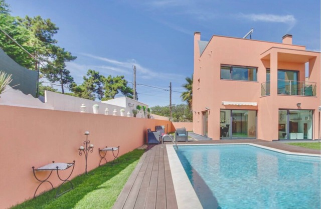 Beach Walk Villa with Pool. Just remodeled, proximity to golf and Lisbon!