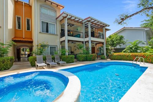 Beach walkable loft condo with pool