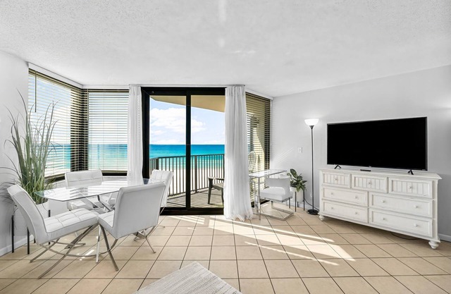 Beachfront 1BR Condo, Pools, Gym and Stunning Views!