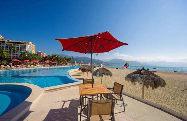 Beachfront 1BR | 5 Pools + Gym + Balcony Views