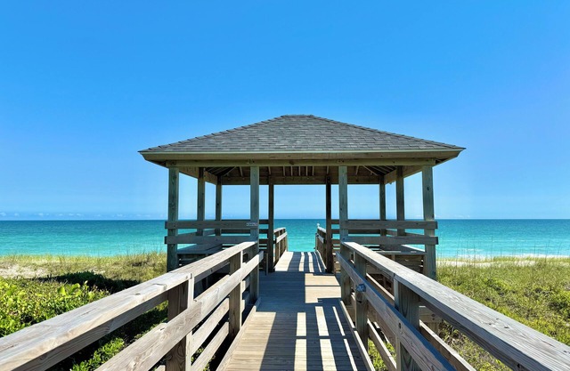 Beachfront 1st Flr Condo Pet Friendly Pool Private Beach