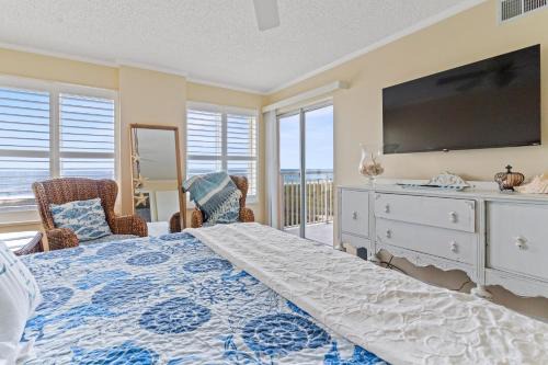 Beachfront 2-Bedroom Condo with Stunning Ocean Views Perfect for Family Getaways