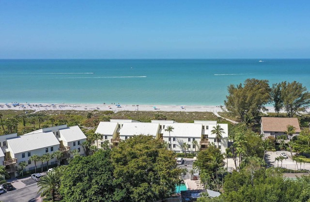Beachfront 3BR Villa with Panoramic Gulf Views & Large Shared Pool w/King Bed
