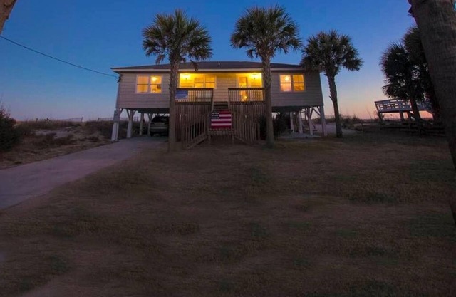 Beachfront 4 BR, 3 bath, sleeps 12 - Fantastic Views!