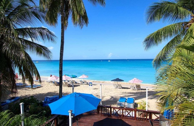 Beachfront apt on stunning paynes bay - Bora Upper