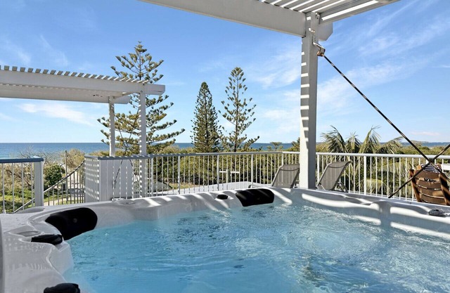 Beachfront Apt with rooftop spa across from Marcoola Beach
