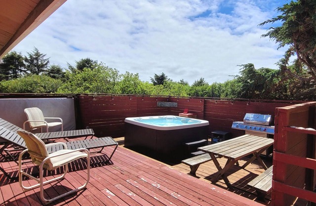 Beachfront Cabin, Downtown, Hot Tub, Fully Fenced!